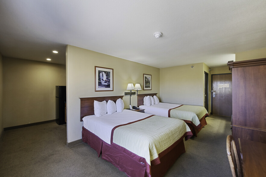 Double queen room with two beds