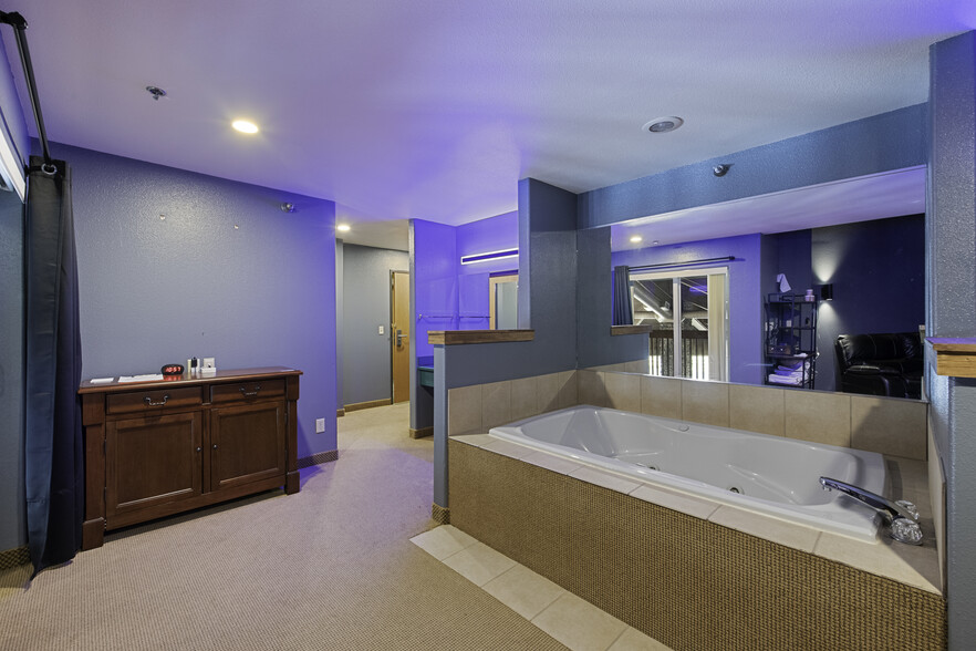 King suite with in-room jetted tub